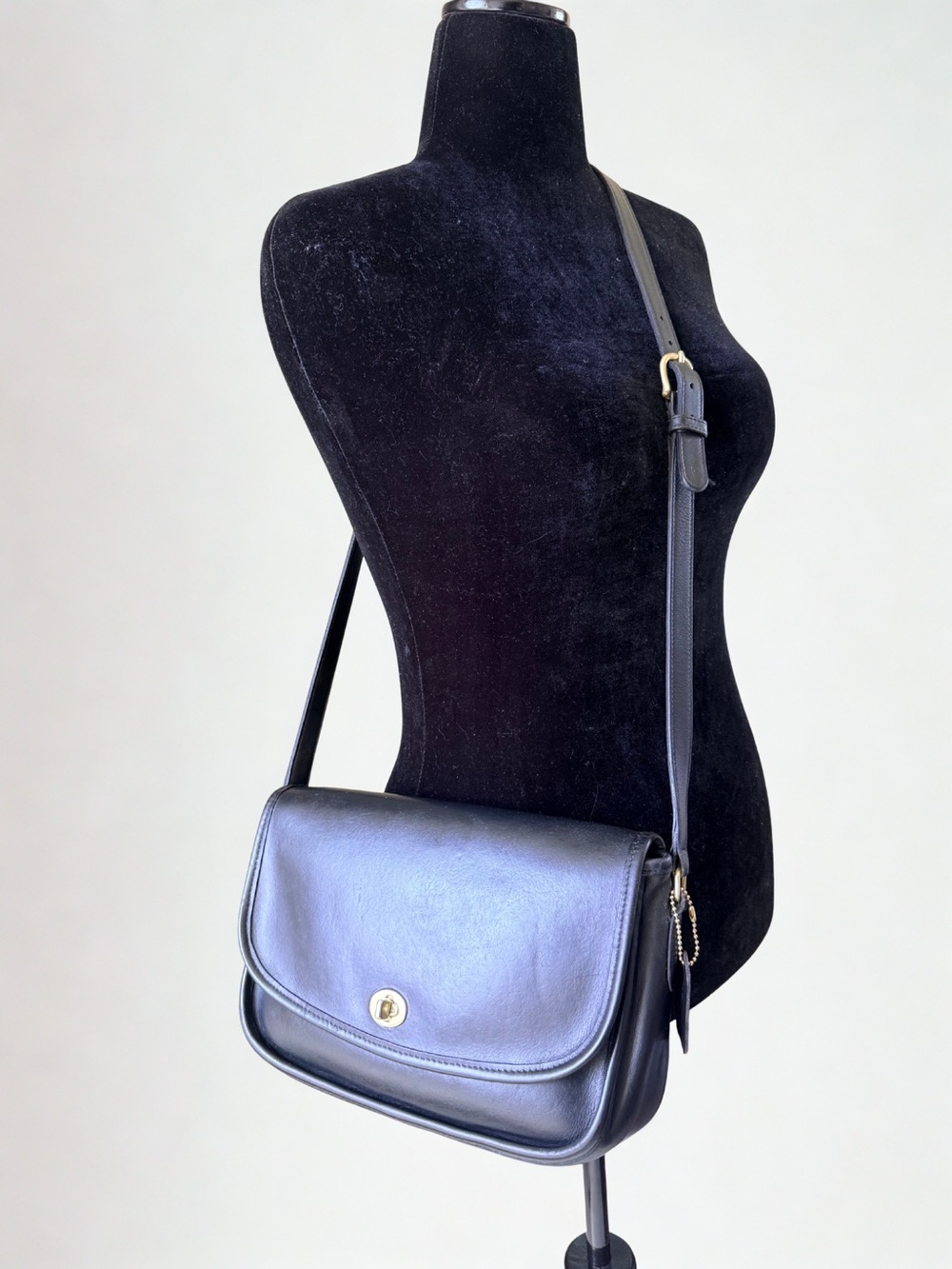 Vintage COACH City Bag Black Leather Crossbody Turnlock Restored 👜 - Picture 3 of 9